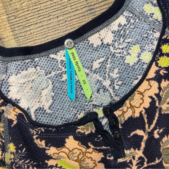 FREE PEOPLE Navy/Peach Floral Long Sleeve WAFFLE TEE - Picture 4 of 8